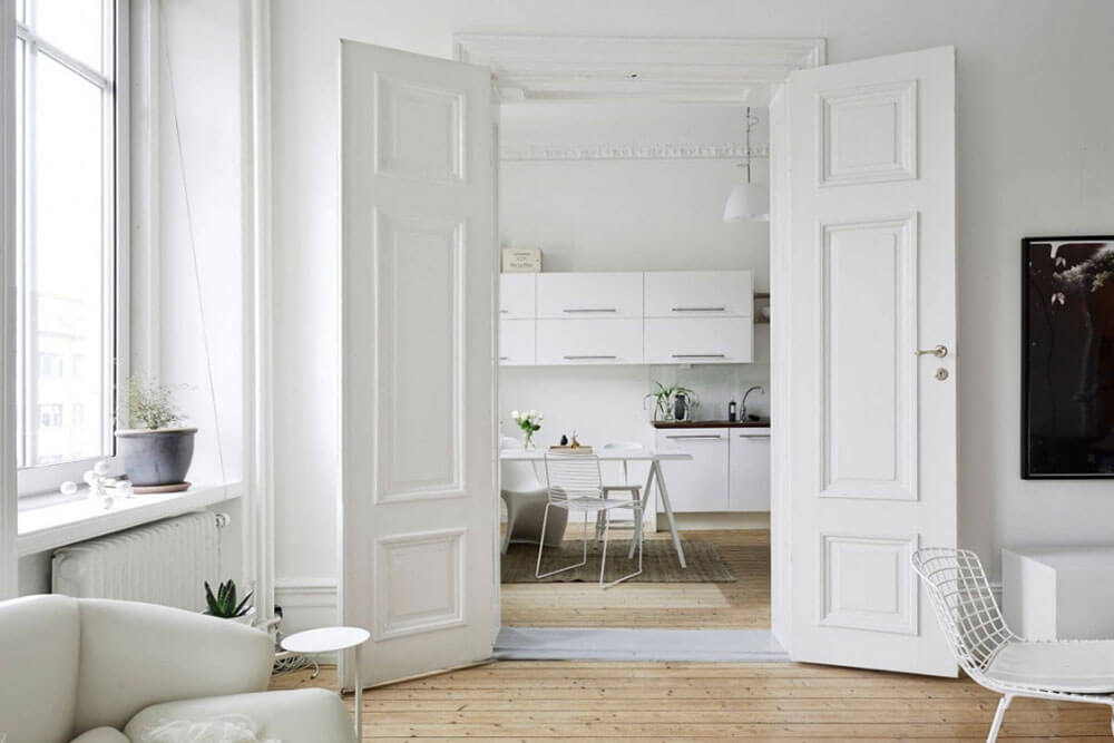 Белые двери в скандинавском стиле